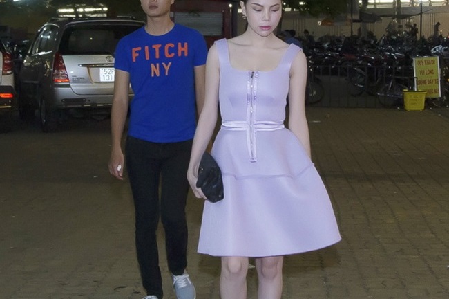 Trà Ngọc Hằng diện đầm hiệu nhặt rác trên đường đi